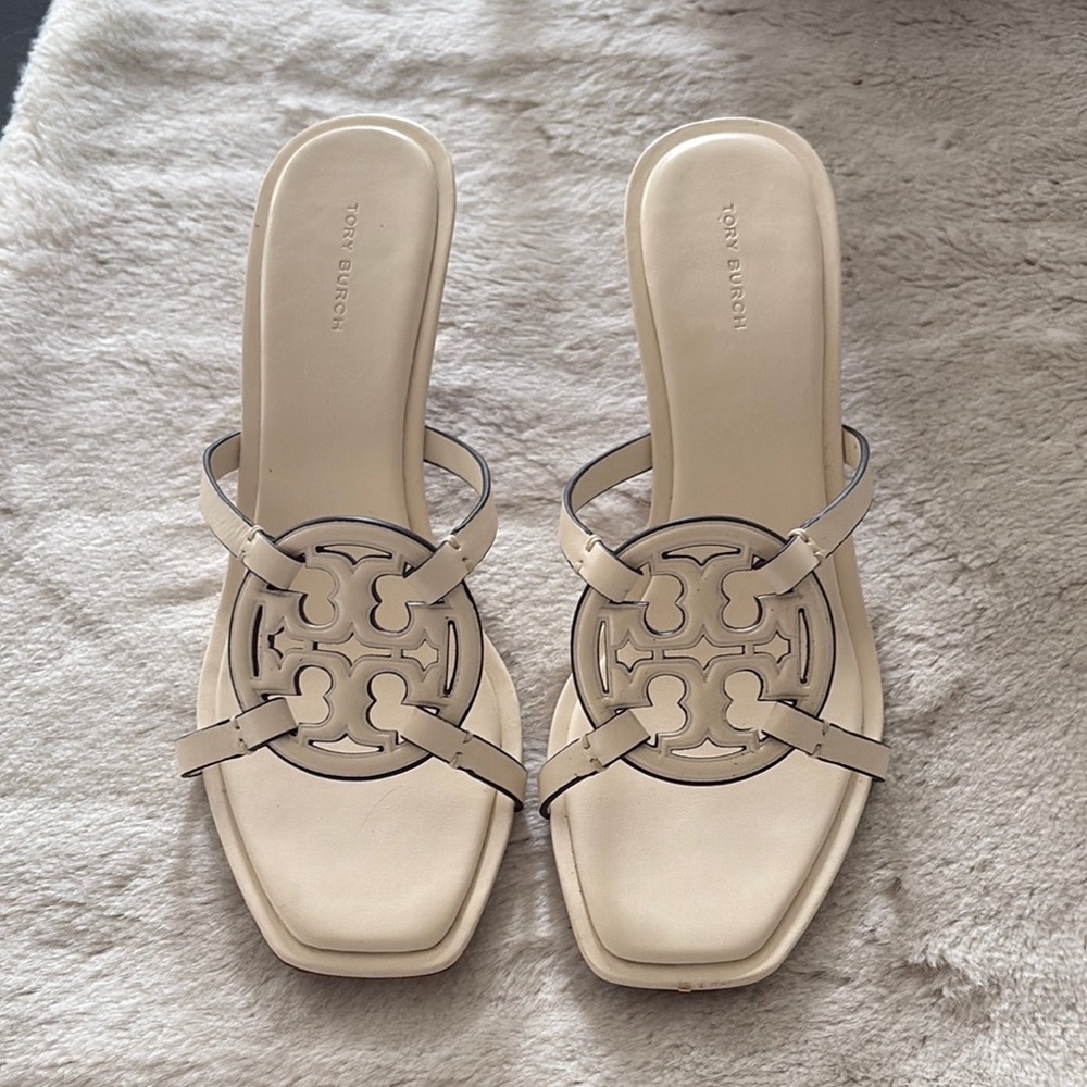 Tory Burch Cream Sandals with Wide Strap and Minimalist Design